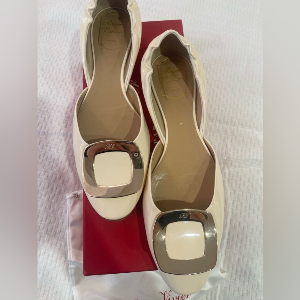Roger Vivier flats